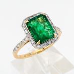 [LOTUS Certified] - (Emerald) 3.68 Cts - (Diamonds) 0.47 Cts
