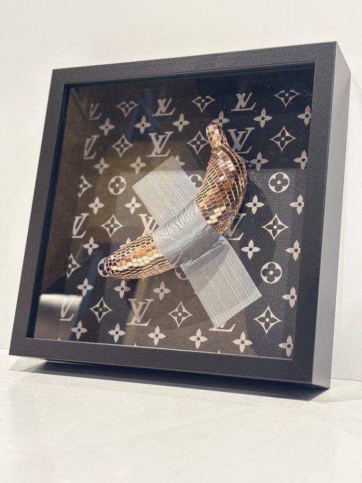 Rob VanMore - Don’t eat the banana by Louis Vuitton, Antiek en Kunst, Kunst | Designobjecten