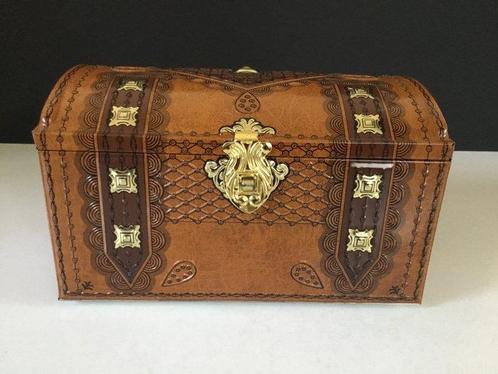 Prachtige schatkist met leeuwenkoppen op zijkant -, Antiek en Kunst, Curiosa en Brocante