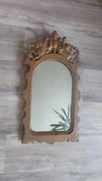 Spiegel- Oude elegante spiegel met figuren en versieringen -