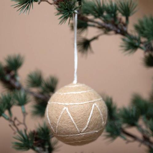 Kerstbal Vilt - Gingerbread Large - Geborduurde Lijnen - 8cm, Diversen, Kerst, Nieuw, Ophalen of Verzenden