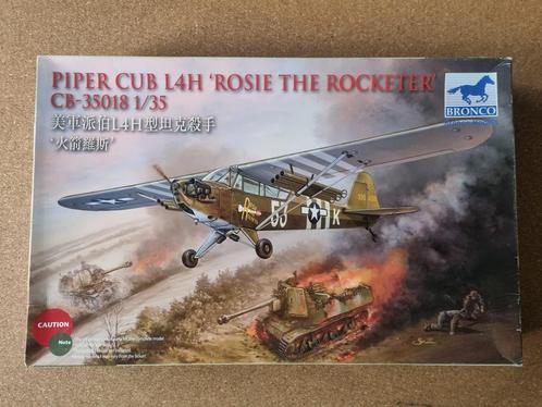 Bronco CB35018 Piper Cub L-4H Rosie the Rocketer 1:35, Hobby en Vrije tijd, Modelbouw | Vliegtuigen en Helikopters, Verzenden