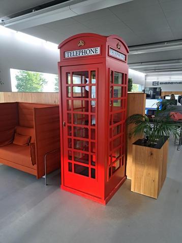 De Engelse telefooncel de ideale belplek voor op het kantoor beschikbaar voor biedingen