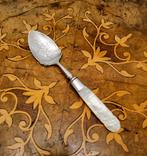 Sterling silver mother-of-pearl jam or honey spoon engraved, Antiek en Kunst, Antiek | Goud en Zilver