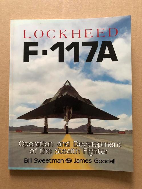 Lockheed F-117A - the Stealth Fighter - vrij zeldzaam, Verzamelen, Luchtvaart en Vliegtuigspotten, Boek of Tijdschrift, Zo goed als nieuw