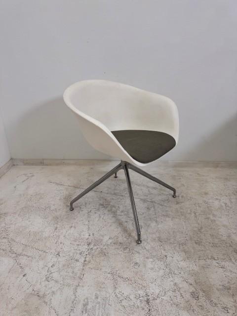 Arper Duna fauteuil draaivoet wit zitting grijs stof, Zakelijke goederen, Kantoor en Winkelinrichting | Kantoormeubilair en Inrichting