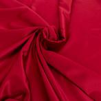 Glanzender und changierender Stoff aus schwerem Satin –