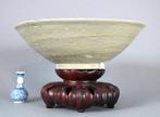 Kom - Conical Celadon Bowl with Incised Floral Decoration -, Antiek en Kunst