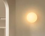 Moderne Glazen Wandlamp – Melkwitte Ronde Bal, Huis en Inrichting, Lampen | Wandlampen, Verzenden, Nieuw