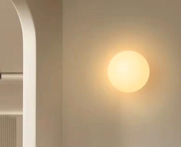 Moderne Glazen Wandlamp – Melkwitte Ronde Bal, Huis en Inrichting, Lampen | Wandlampen, Nieuw, Verzenden