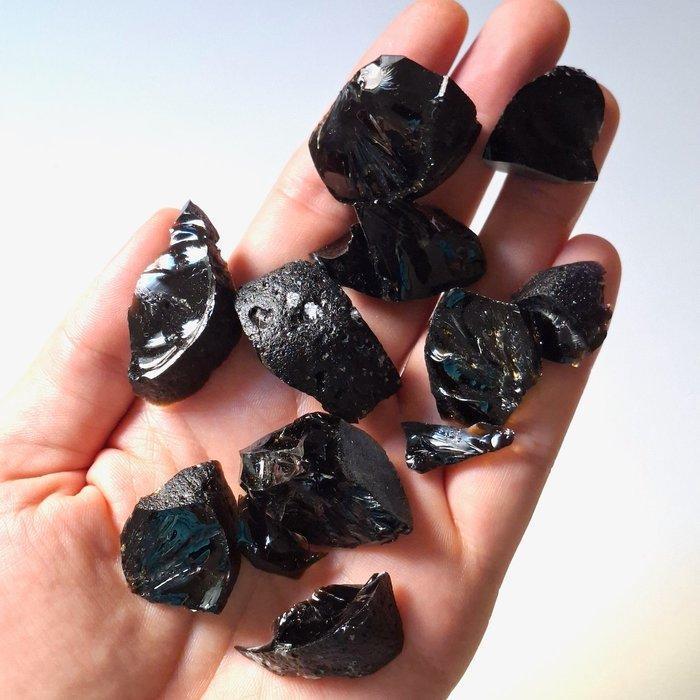 Rizalite, meteorietinslag. Veel fragmenten. - 98 g, Verzamelen, Mineralen en Fossielen