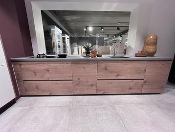 Nolte showroom keuken, Houtlook/wit greepl. incl. apparatuur beschikbaar voor biedingen