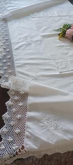 Grootmoeders kastlaken met mooie handgemaakte bilros-kanten