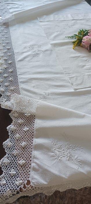 Grootmoeders kastlaken met mooie handgemaakte bilros-kanten, Antiek en Kunst, Antiek | Overige Antiek