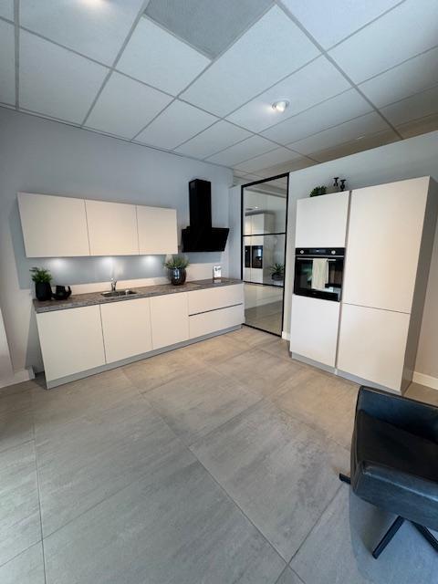 Mooie rechte opstelling met losse kasten!, Huis en Inrichting, Keuken | Complete keukens, Overige materialen, Greeploos, Wit, Nieuw