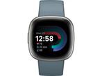 Fitbit Versa 4, Zilver (Blauw), Verzenden, Zo goed als nieuw