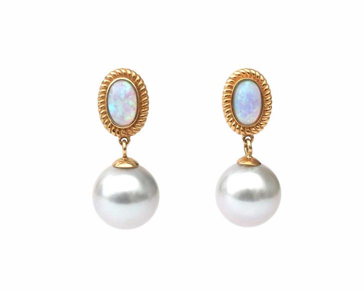 Paar 18 krt. geelgouden oorstekers met Madama Akoya parel, Sieraden, Tassen en Uiterlijk, Oorbellen, Gebruikt