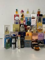 75 Miniatuur flesjes parfum in in verpakking. - Parfumfles