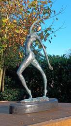 sculptuur, dancing lady on marble 36 cm hoog - 36 cm - brons
