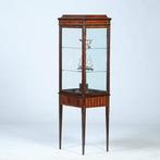 Vierkante Hepplewhite vitrine met  glas rondom en een unieke, Ophalen of Verzenden