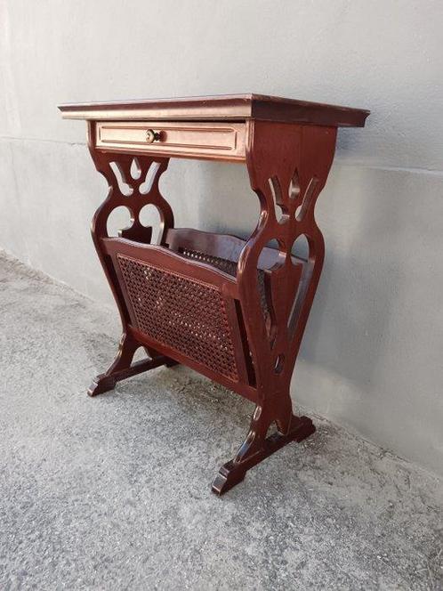 Tafel - Salontafel met krantenrek van hout - Hout, Antiek en Kunst, Curiosa en Brocante