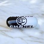 Moontje - XXL Design Capsule/Pill op sokkel Chanel Addict, Antiek en Kunst