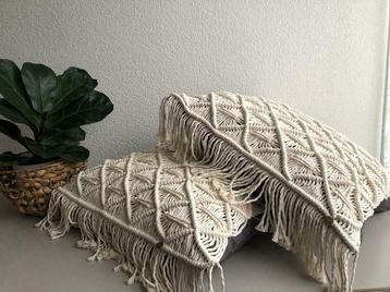 Macramé sierkussen beschikbaar voor biedingen