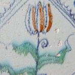 Tegel - Gekleurde Tulp in kwadraat. - 1650-1700, Antiek en Kunst