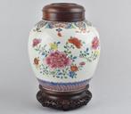 EEN GROTE CHINESE FAMILLE ROSE POT VERSIERD MET PIOENOENEN -, Antiek en Kunst