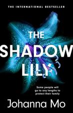 The Shadow Lily | 9781472281180 | Johanna Mo, Boeken, Zo goed als nieuw, Johanna Mo