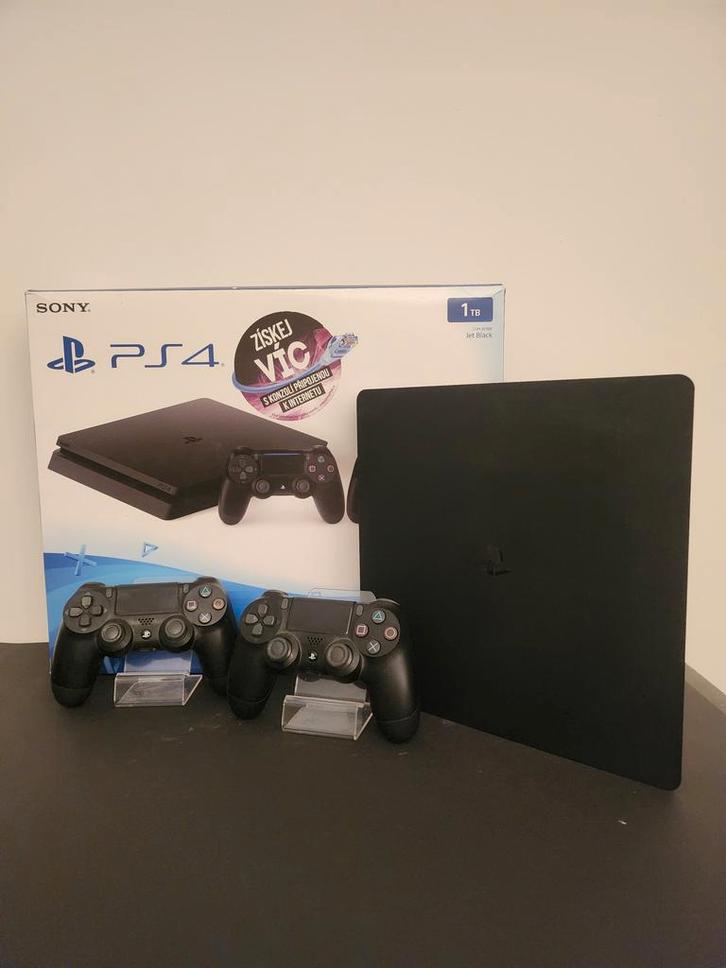 Zwarte Slim 1TB Playstation 4 + 2 Controllers Boxed, Spelcomputers en Games, Spelcomputers | Sony PlayStation 4, Ophalen of Verzenden