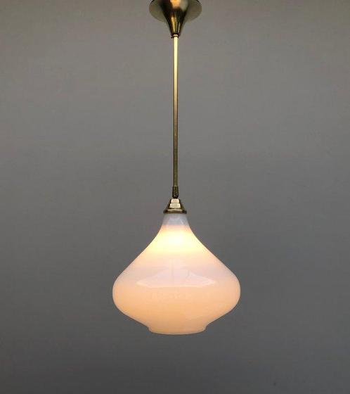 Plafondlamp - Opaline glas - Grote hanglamp van messing met, Antiek en Kunst, Kunst | Designobjecten