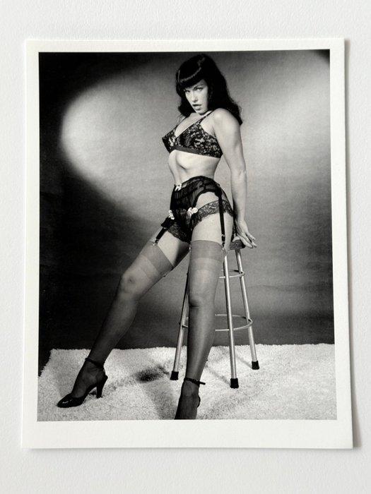 Bunny Yeager (1929–2014) - Pin-up Bettie Page in studio,, Antiek en Kunst, Kunst | Designobjecten