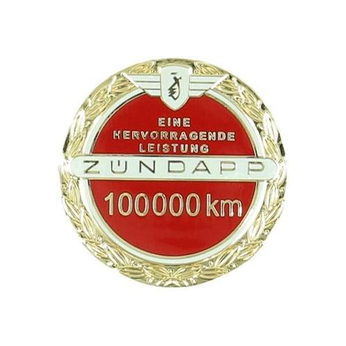 Sticker Zundapp logo 100.000 km Jubileum incl. speldje rood, Fietsen en Brommers, Brommeronderdelen | Scooters, Nieuw, Overige merken