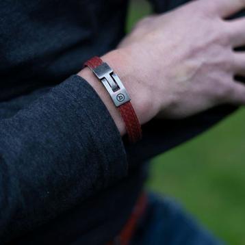 Firehose Cuffs | Armbanden van brandslang beschikbaar voor biedingen