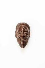 Een mooie en ongewone houten netsuke met daarop het masker, Antiek en Kunst