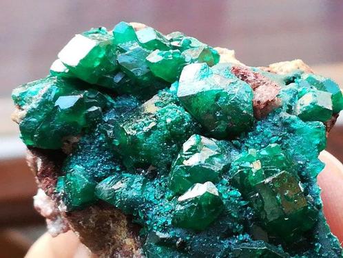dioptase Kristalcluster - Hoogte: 5 cm - Breedte: 4 cm- 39 g, Verzamelen, Mineralen en Fossielen