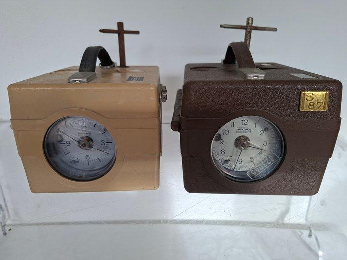 Benzo Duivenklokken/Constateurs - Werkgereedschap (2), Antiek en Kunst, Antiek | Wandborden en Tegels