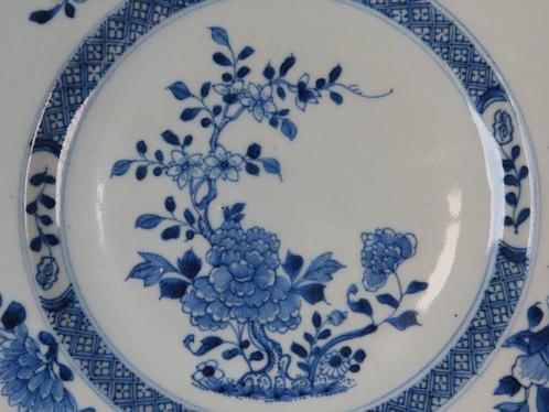 Qianlong (1735-1796) - Bord - Peonies and Chrysanthemum in a, Antiek en Kunst, Antiek | Overige Antiek