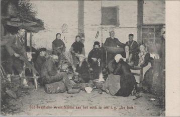 TWENTE - Oud-Twentsche weversfamilie aan het werk in een ... beschikbaar voor biedingen