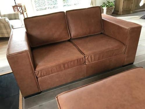 Leren 2-zits bank met Franse stiknaad en houten poten - brui, Huis en Inrichting, Banken | Bankstellen, 150 tot 200 cm, 75 tot 100 cm