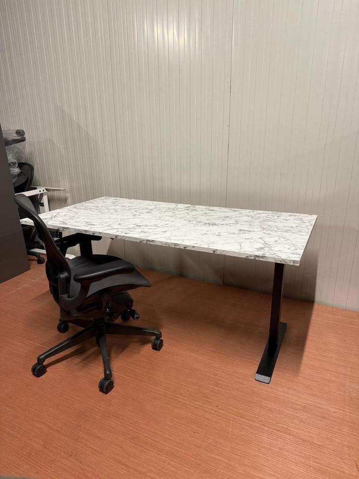 Elektrisch Verstelbaar Zit Sta Bureau Zwart Frame/Marmer, Huis en Inrichting, Bureaus, Stabureau, Nieuw, Elektrisch, In hoogte verstelbaar