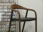 DO Design: 50 Artisan Neva stoelen. Walnoot, eiken, leer