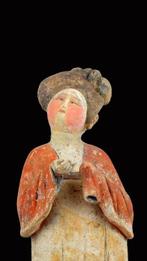 Oud-Chinees Terracotta, Beschilderd aardewerk figuur van een, Verzamelen, Mineralen en Fossielen