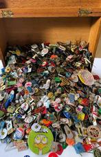 Speld - Grote verzameling speldjes (3.5 kilo) in houten kist