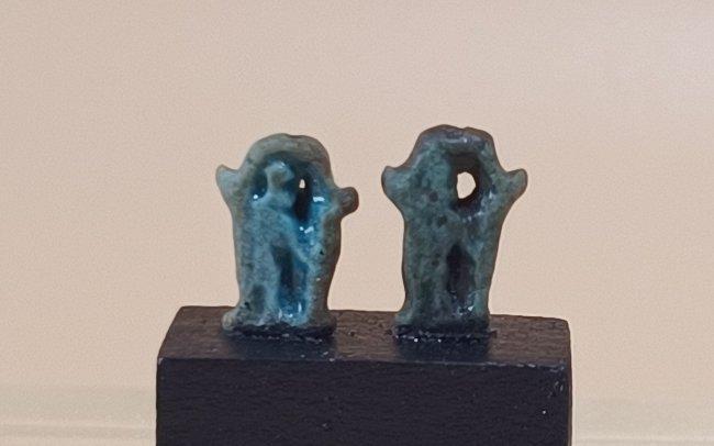 Oud-Egyptisch Faience 2 opengewerkte faience-amuletten, Verzamelen, Mineralen en Fossielen