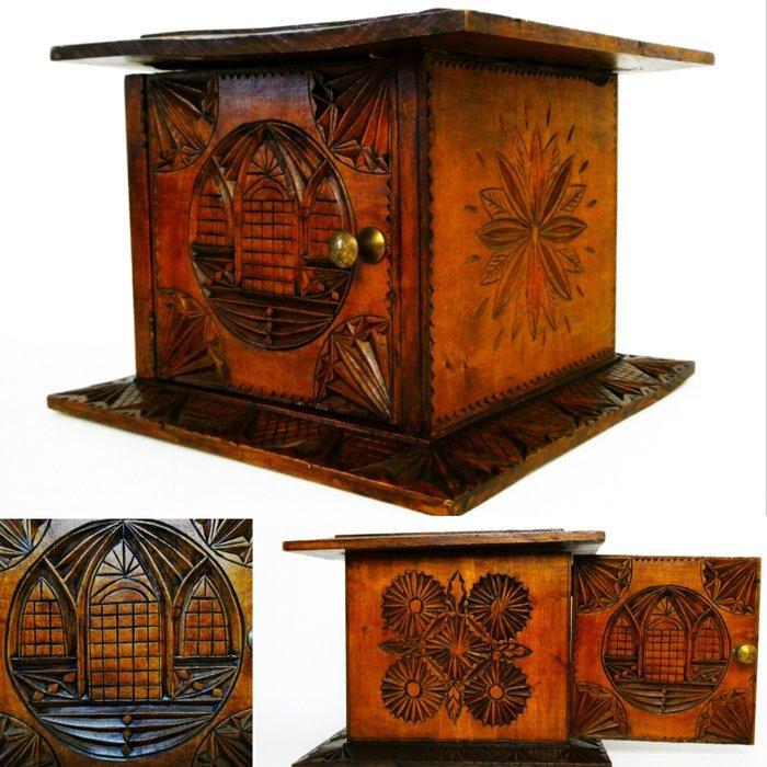 Handvervaardigd - Kast - Een uniek Fries kerfsnede kerk, Antiek en Kunst, Kunst | Niet-Westerse kunst