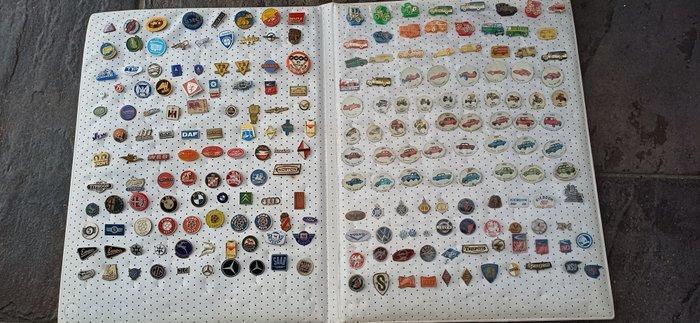 Verzameling van 220 speldjes, pins, badges uit de jaren, Antiek en Kunst, Antiek | Speelgoed