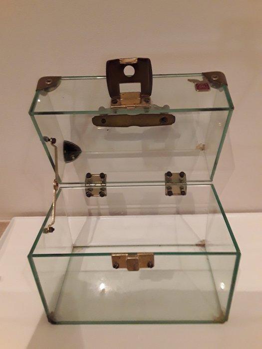 Vitrinekast - glas en brons - Glazen doos met sluiting en, Antiek en Kunst, Kunst | Designobjecten