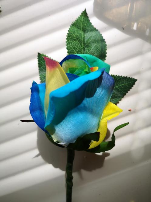 Zijderoos grote regenboog roos 54cm velvet touch single, Huis en Inrichting, Woonaccessoires | Kunstplanten en Kunstbloemen, Nieuw